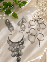 Load image into Gallery viewer, Set de Aretes /Collar /7 Pulsos con Dijes